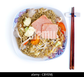 Asiatische Ramen-Suppe-Nudeln mit Stäbchen. Stockfoto