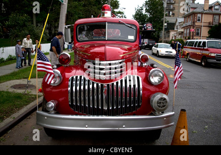 Antiken amerikanischen hellen roten 1940er Jahre Chevrolet Feuerwehrauto auf Nachbarschaft Display ehrt jene verlorenen auf 9/11 9 / 11. Stockfoto