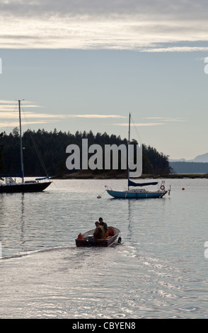 Fischer gehen Sie ihre Krabben fallen in Degene Bucht auf Gabriola Island zu überprüfen. Stockfoto