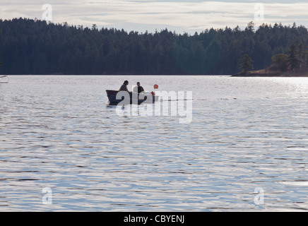 Zwei Männer in einer kleinen schmuddeligen überprüfen ihre Krabben fallen