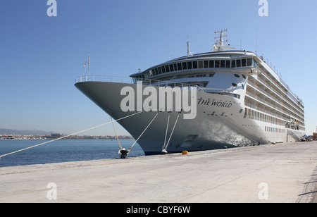 Schwimmende Appartementhaus "The World" bei einem Besuch in den Hafen von Palma De Mallorca, Balearen, Spanien. Stockfoto