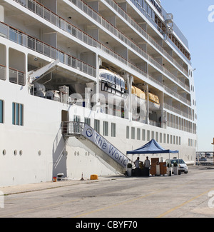 Schwimmende Appartementhaus "The World" bei einem Besuch in den Hafen von Palma De Mallorca, Balearen, Spanien. Stockfoto