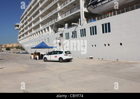 Schwimmende Appartementhaus "The World" bei einem Besuch in den Hafen von Palma De Mallorca, Balearen, Spanien. Stockfoto