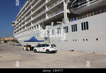 Schwimmende Appartementhaus "The World" bei einem Besuch in den Hafen von Palma De Mallorca, Balearen, Spanien. Stockfoto