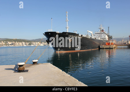 Petrolium Produktträger "Castillo de Trujillo" Entladung im Hafen von Palma De Mallorca, Balearen, Spanien. Stockfoto