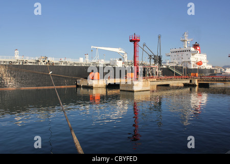 Petrolium Produktträger "Castillo de Trujillo" Entladung im Hafen von Palma De Mallorca, Balearen, Spanien. Stockfoto