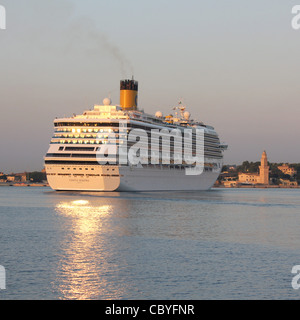 Costa-Kreuzfahrt-Reedereien Kreuzfahrtschiff "Costa Serena" Ankunft am frühen Morgen in den Hafen von Palma De Mallorca Stockfoto