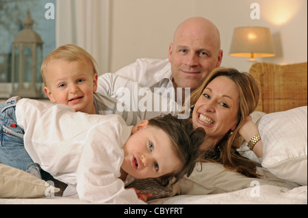 Glückliche Familie mit Kindern Stockfoto
