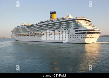 Costa-Kreuzfahrt-Reedereien Kreuzfahrtschiff "Costa Serena" Abfahrt am frühen Abend aus dem Hafen von Palma De Mallorca Stockfoto