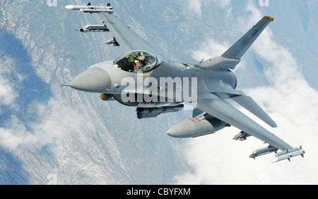 Capt. George Collings bestätigt visuell, wie er nach dem Tanken aus einem KC-135 Stratotanker von der Fairchild Air Force Base, Washington, während der Red Flag-Alaska 27. April 2010 wegrollt. Captain Collings ist ein F-16 Fighting Falcon Pilot aus dem 8. Kampfflügel auf der Kunsan Air Base, Südkorea. Stockfoto