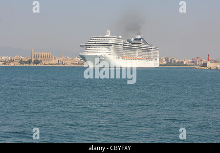 MSC Kreuzfahrt-Linien Kreuzfahrtschiff "MSC SPLENDIDA" Ankunft im Hafen von Palma De Mallorca, Balearen, Spanien. Stockfoto