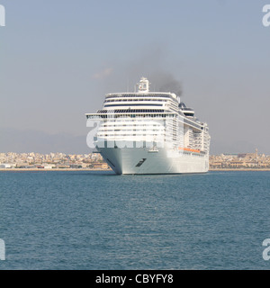 MSC Kreuzfahrt-Linien Kreuzfahrtschiff "MSC SPLENDIDA" Ankunft im Hafen von Palma De Mallorca, Balearen, Spanien. Stockfoto