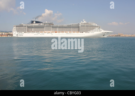 MSC Kreuzfahrt Kreuzfahrtschiff "MSC SPLENDIDA" achtern auf Liegeplatz im Hafen von Palma De Mallorca gehen Linien Stockfoto