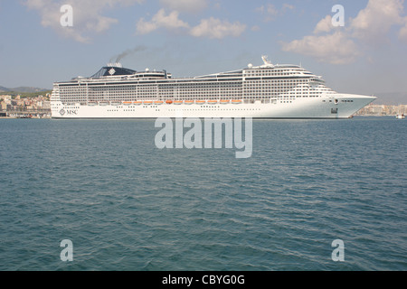 MSC Kreuzfahrt Kreuzfahrtschiff "MSC SPLENDIDA" achtern auf Liegeplatz im Hafen von Palma De Mallorca gehen Linien Stockfoto