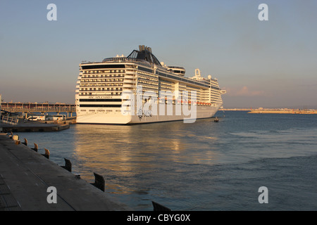 MSC Kreuzfahrt-Linien Kreuzfahrtschiff "MSC SPLENDIDA" am Liegeplatz am frühen Abend im Hafen von Palma De Mallorca Stockfoto