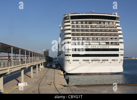 MSC Kreuzfahrt-Linien Kreuzfahrtschiff "MSC SPLENDIDA" am Liegeplatz am frühen Abend im Hafen von Palma De Mallorca Stockfoto