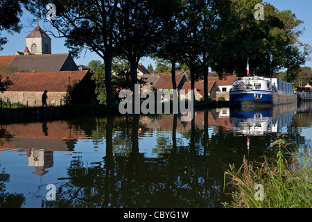 HAUSBOOT AUF DER BURGUND-KANAL, HAFEN VON VANDENESSE-EN-AUXOIS, COTE D ' OR (21), BURGUND, FRANKREICH Stockfoto