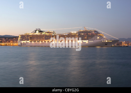 MSC Kreuzfahrt-Linien Kreuzfahrtschiff "MSC SPLENDIDA" am Liegeplatz in der Abenddämmerung in den Hafen von Palma De Mallorca, Balearen, Spanien. Stockfoto