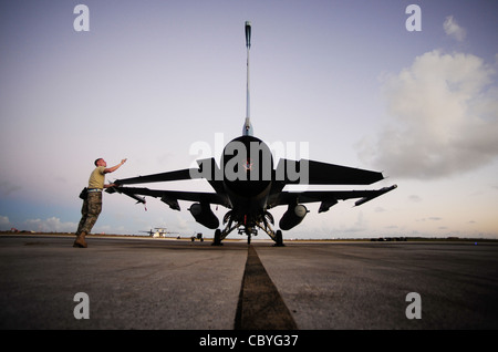 Senior Airman Alexander Dolgikh überprüft während der Übung Cope North auf der Andersen Air Force Base, Guam, 19. Februar 2010, seinen F-16 Fighting Falcon. Das Flugzeug ist dem 18. Aggressor Squadron auf der Eielson AFB, Alaska, zugeordnet. Der Flugführer Dolgikh ist ein Mannschaftsleiter der 354. Flugzeugwartungsstaffel auf der Eielson AFB. Stockfoto