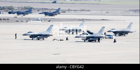 Die Flieger der 555. Flugzeugwartungseinheit bereiten die Jets für den Start am 1. Februar 2010 auf der Zaragoza Air Base, Spanien, vor. Die 555. AMU-Flieger waren nach Spanien entsandt, um die Trainingseinsätze der 555. Jagdgeschwader zu unterstützen. Stockfoto