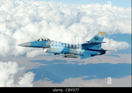 Ein F-16 Fighting Falcon Aggressor fliegt über die Nevada Test and Training Range, nachdem er von einer Ohio Air National Guard KC-135 Stratotanker 19. Oktober 2009 betankt wurde. Red Flag 10-01 ist eine realistische Kampftraining Übung mit den Luftstreitkräften der Vereinigten Staaten und ihrer Verbündeten. Die Übung wird auf dem 15,000-Quadratmeter-Nevada Test and Training Range, nördlich von Las Vegas, durchgeführt. Stockfoto