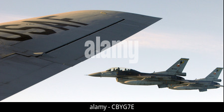 Zwei türkische F-16 fliegen während einer Tankmission am 23. September 2009 mit einer US Air Force KC-135 Stratotanker über die Nordsee, um die Übung Bold Avenger 2009 auf der Karup Air Base in Dänemark zu unterstützen. Die KC-135 der Royal Air Force Mildenhall, England, betankte 18 F-16 von alliierten Luftstreitkräften und lieferte mehr als 99,000 Pfund Düsentreibstoff. Stockfoto