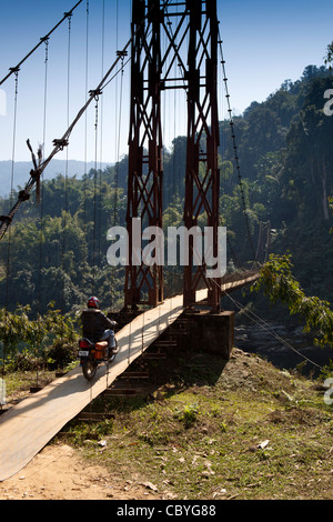 Indien, Arunachal Pradesh, entlang, Jining Dorf Mann mit Motorrad über Hängebrücke über den Siyom River Stockfoto