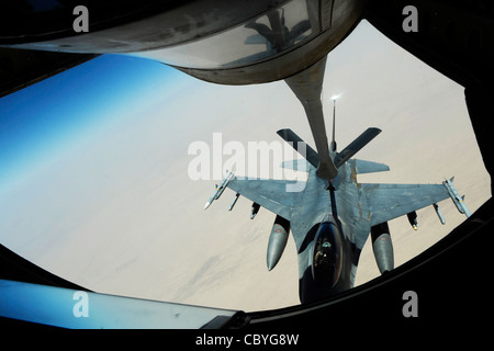 Ein KC-135 Stratotanker der 34th Expeditionary Air Tanken Squadron betankt eine F-16CJ Fighting Falcon Juli 28 über Irak zur Unterstützung der Operation Iraqi Freedom. Stockfoto