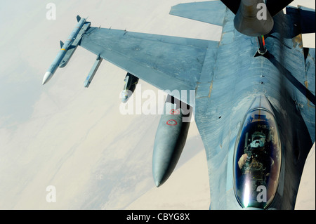 Ein KC-135 Stratotanker der 34th Expeditionary Air Tanken Squadron betankt eine F-16CJ Fighting Falcon Juli 28 über Irak zur Unterstützung der Operation Iraqi Freedom. Stockfoto