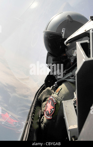 Maj. Todd Hale fliegt seinen F-16 Kampffalken über den Joint Pacific Alaska Range Complex Juni 25 während Northern Edge 2009. NE-09-Besatzungen üben Taktiken, Techniken und Verfahren im Zusammenhang mit defensiven Gegenluft-, Nahluftunterstützung und Personalwiederaufnahme-Missionen. Stockfoto