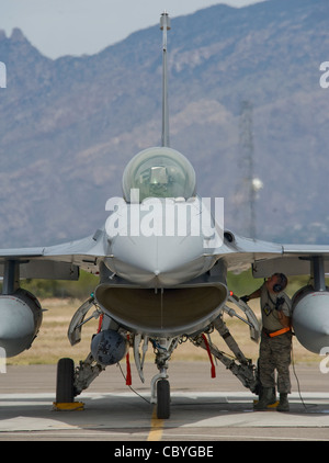 F-16 Crew Chief, Senior Airman Adam Flood, führt Vorflugkontrollen nach dem Motorstart am 24. April auf der Davis-Monthan Air Force Base, Arizona durch. Flood wird dem 149. Kampfflügel der Texas Air National Guard in San Antonio, Texas, zugewiesen und nimmt an der Übung Coronet Cactus Teil Stockfoto