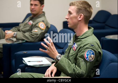 1. Leutnant Scott Kotowski, Front, ein studentischer Pilot, der dem 149th Fighter Wing in San Antonio, Texas, zugewiesen wurde, beantwortet Fragen über Sicherheitsverfahren während einer Massenbesprechung im April 23. Kotowski ist einer von 9 studentischen Piloten, die an der Übung Coronet Cactus auf Davis Monthan Air Force Base, Arizona teilnehmen. Stockfoto