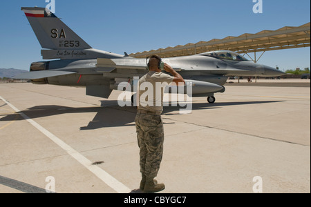 Senior Airman Jacob Rocha, ein F-16 Crew Chef, begrüßt April 23, als sein Jet für eine Trainingsübung während der Übung Coronet Cactus auf Davis-Monthan Air Force Base, Arizona abreist. Rocha ist dem 149. Jagdflügel der Texas Air National Guard aus San Antonio, Texas, zugeordnet. Stockfoto