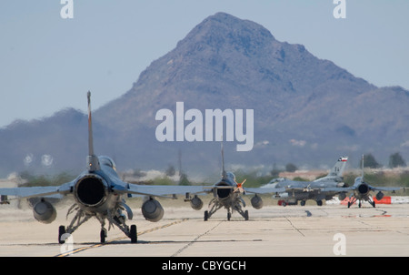 F-16 Kampf gegen Falken, die dem 149. Kampfflügel zugewiesen wurden, fahren zum Training während der Übung Coronet Cactus auf der Davis-Monthan Air Force Base, Arizona, April 24. Der 149th Fighter Wing ist eine Texas Air National Guard Einheit aus San Antonio, Texas und trainiert aktive F-16 Piloten. Stockfoto