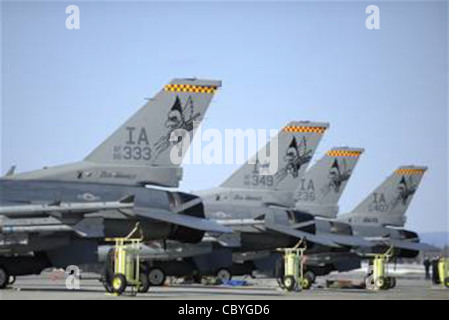 Vier F-16-Kampffalken aus dem 132. Kampfflügel der Iowa Air National Guard in des Moines sitzen auf dem Asphalt auf der Eielson Air Force Base, Alaska, April 16, um sich auf die nächste Red Flag-Alaska 09-2 Mission vorzubereiten. Red Flag-Alaska ist eine von den Pacific Air Forces gesteuerte Feldtraining Übung für US- und Koalitionstruppen, die unter simulierten Luftkampfbedingungen fliegen Stockfoto