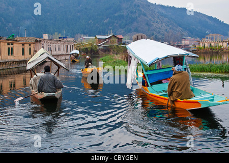 Land-Boote-Shikaras im Dal-See in Srinagar Kaschmir Indien Stockfoto