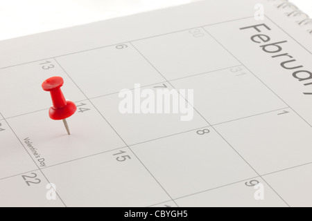 Einen roten Pin in Valentinstag in einem Kalender Stockfoto