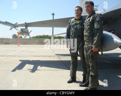 Der bulgarische Verteidigungsminister Nikolay Tsonev (links) steht mit Oberstleutnant Jose Monteagudo vor einem Flug in einer F-16-Falcon-Kampfstation am 11. Juni auf der Graf Ignatievo Air Base in Bulgarien. Oberst Monteagudo und 10 F-16 vom 93. Jagdgeschwader auf der Homestead Air Reserve Base, Fla., sind bei Graf Ignatievo ab, um an einer gemeinsamen Übung mit 15 bulgarischen MiG-21 und MiG-29-Kämpfern teilnehmen zu können. Minister Tsenov besuchte die Basis, um zu sehen, wie die gemeinsame Bohrmaschine voranschreitet. Colonel Monteagudo ist ein F-16 Pilot aus dem 482nd Fighter Wing. Stockfoto