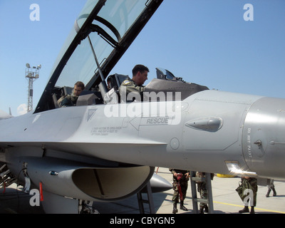 LT. Col. Jose Monteagudo bereitet sich darauf vor, den bulgarischen Verteidigungsminister Nikolay Tsonev (Rücksitz) am 11. Juni auf dem Luftwaffenstützpunkt Graf Ignatievo in Bulgarien auf einem F-16-Flug zu nehmen. Oberst Monteagudo und 10 F-16 vom 93. Jagdgeschwader auf der Homestead Air Reserve Base, Fla., sind bei Graf Ignatievo ab, um an einer gemeinsamen Übung mit 15 bulgarischen MiG-21 und MiG-29-Kämpfern teilnehmen zu können. Minister Tsenov besuchte die Basis, um zu sehen, wie die gemeinsame Bohrmaschine voranschreitet. Colonel Monteagudo ist ein F-16 Pilot aus dem 482nd Fighter Wing. Stockfoto