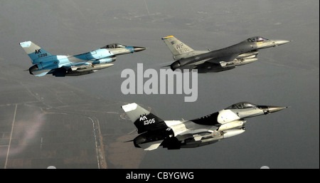 F-16 Fighting Falcon Piloten des 80. Jagdgeschwaders auf der Kunsan Air Base, Südkorea, fliegen eine Trainingsmission über die südkoreanische Halbinsel am 9. Januar. Stockfoto