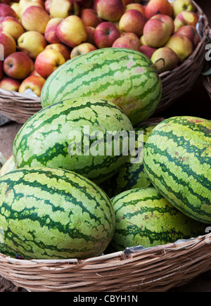 Wassermelonen in einem Korb auf einem indischen Markt Stockfoto