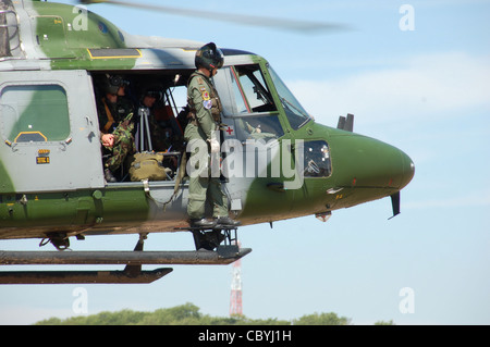 British Army Air Corps Westland WG-13 Lynx AH.7 (Code ZD284) schwebt Taxis auf den Laufsteg Stockfoto