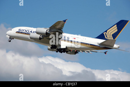 Singapore Airlines Airbus A380 (9V-SKD) startet vom Flughafen London Heathrow, England. Stockfoto