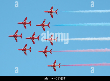 Die neun britischen Luft-und Hawks von der Red Arrows in Apollo-Formation auf der Cotswold Air Show am Flughafen von Cotswold, Kemble Stockfoto