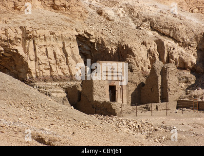 Eingang von einem Felsen geschnitten Grab in der Nähe der Leichenhalle Tempel der Hatschepsut in Ägypten Stockfoto