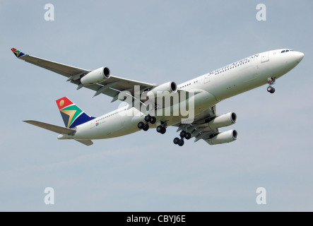 South African Airways Airbus A340-200 (ZS-SLD) landet am Flughafen London Heathrow, England. Stockfoto