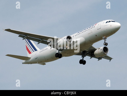 Air France Airbus A320-200 (F-GKXV) landet am Flughafen London Heathrow, England. Stockfoto