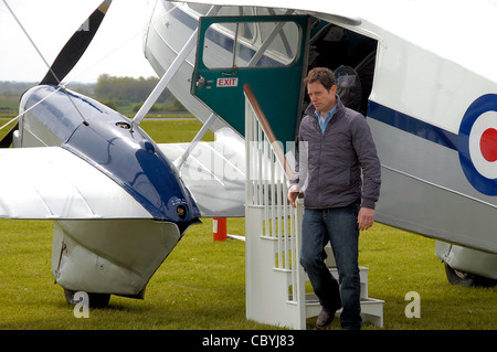 Land-Datei ist ein UK TV-Programm. Einer der Moderatoren ist Matt Baker, während der Dreharbeiten am Flughafen von Cotswold, Kemble gesehen Stockfoto