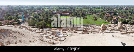 Panorama der muslimischen Friedhof und Niltal gesehen von den Hügeln bei Qaw el Kebir, zwischen Achmim und Asyut, Mittelägypten Stockfoto