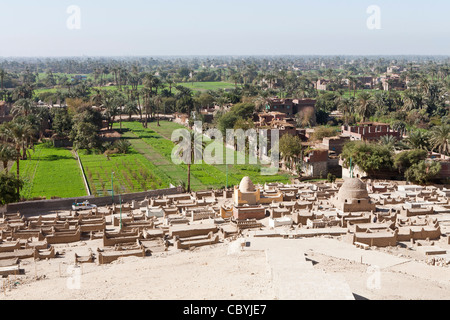 Ansicht des muslimischen Friedhof und fruchtbare Niltal gesehen von den Hügeln bei Qaw el Kebir, zwischen Achmim und Asyut, Mittelägypten Stockfoto